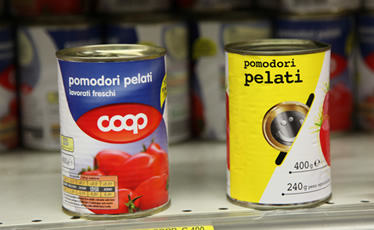 どちらも皮なしトマト缶だが、 左がコープの標準トマト缶、右はコープ商品の中で最も安価な通称“イエローブランド”のもの。