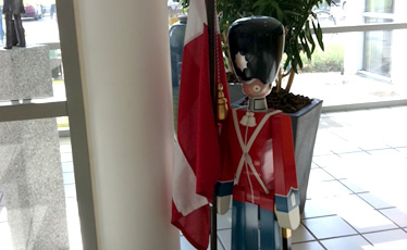 オフィスロビーに立っていたデンマークの兵隊さん。
